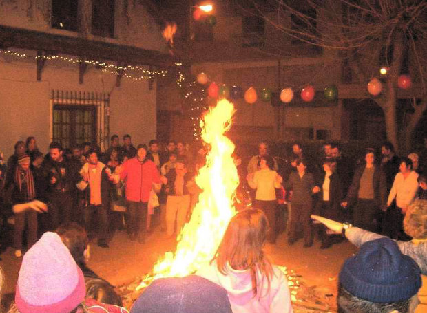 Φλώρινα: Αναβιώνουν οι Χριστουγεννιάτικες φωτιές σε γειτονιές και χωριά