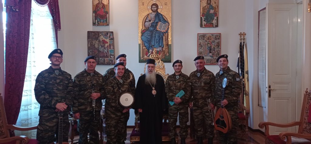 Η μπάντα της 79 ΑΔΤΕ έψαλλε τα κάλαντα της Πρωτοχρονιάς στον Μητροπολίτη Σάμου