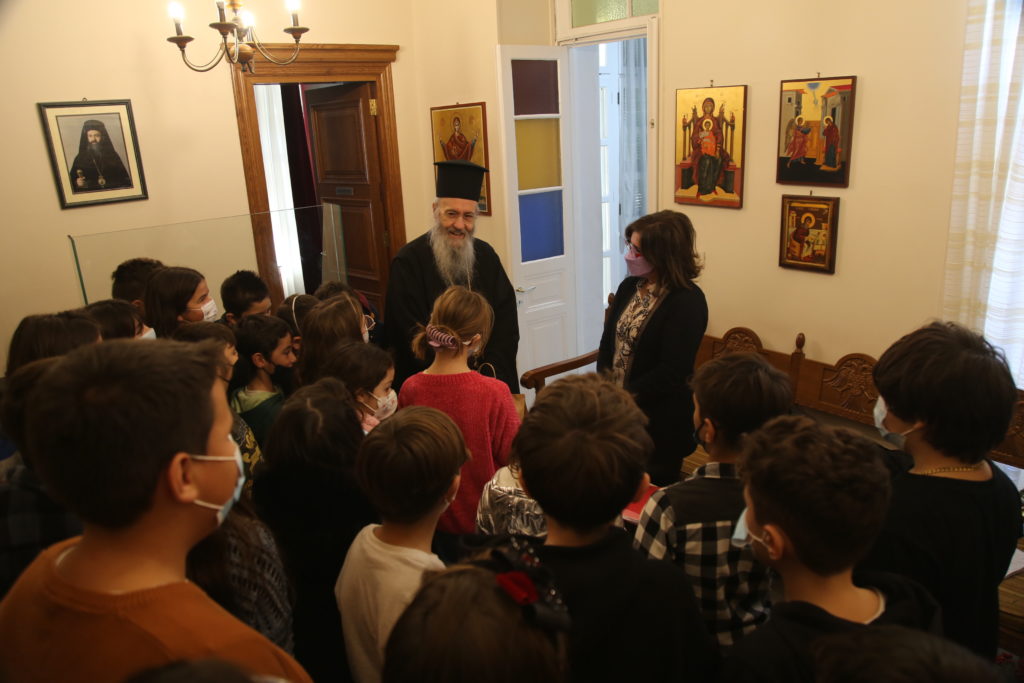 Οι πρώτοι φετινοί καλαντιστές τα έψαλαν στον Μητροπολίτη Ναυπάκτου