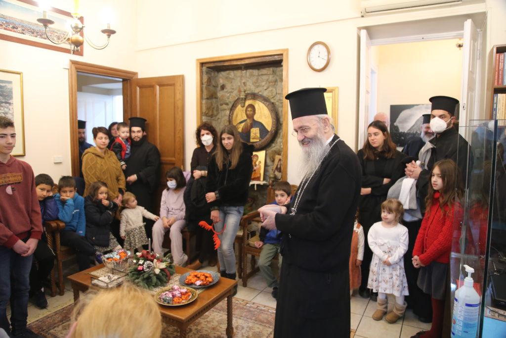 Κάλαντα των Χριστουγέννων στον Μητροπολίτη Ναυπάκτου (ΦΩΤΟ)