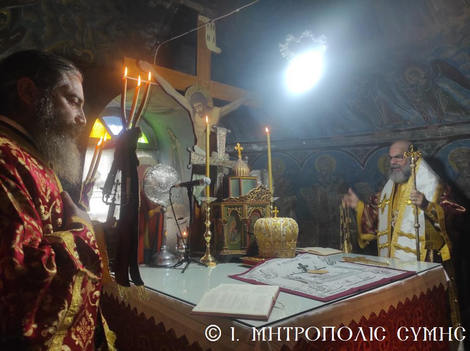 Στον Ιερό Ναό Τιμίου Σταυρού Σύμης ιερούργησε ο Μητροπολίτης Χρυσόστομος