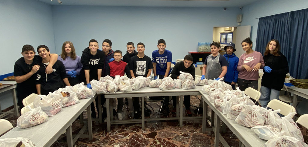 Μαθητές σχολείων στη διανομή του συσσιτίου στην Ευαγγελίστρια Πειραιώς