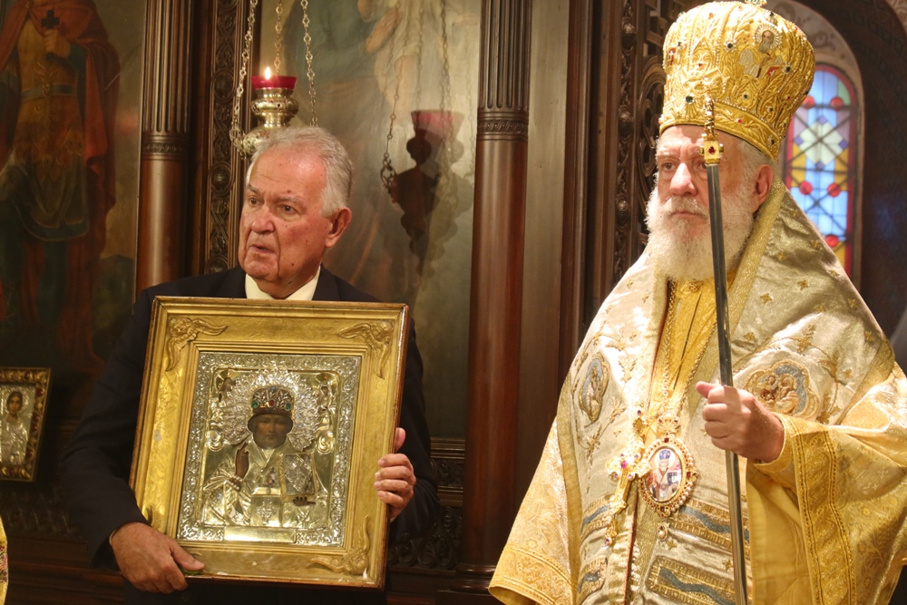 Ο Σύρου Δωρόθεος τίμησε τους Συριανούς της Αττικής (ΦΩΤΟ)