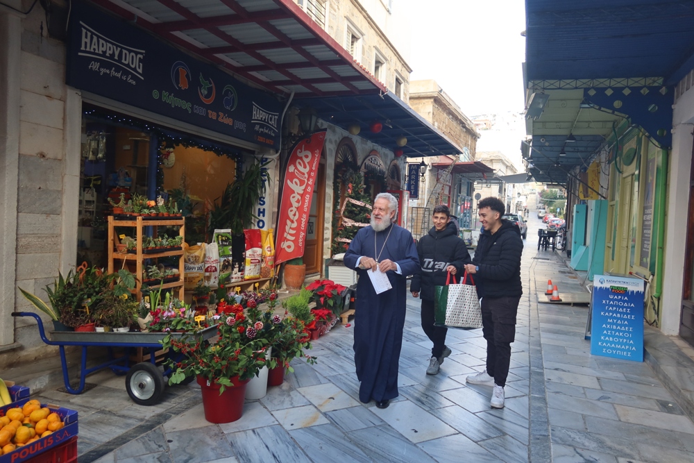 Ευχετήρια περιοδεία του Μητροπολίτη Σύρου στην αγορά της Ερμούπολης