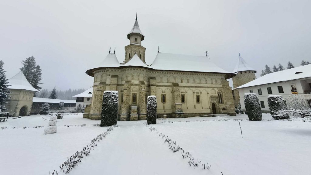 Colindele corului Mănăstirii Putna, disponibile pe unele dintre cele mai utilizate aplicații de muzică