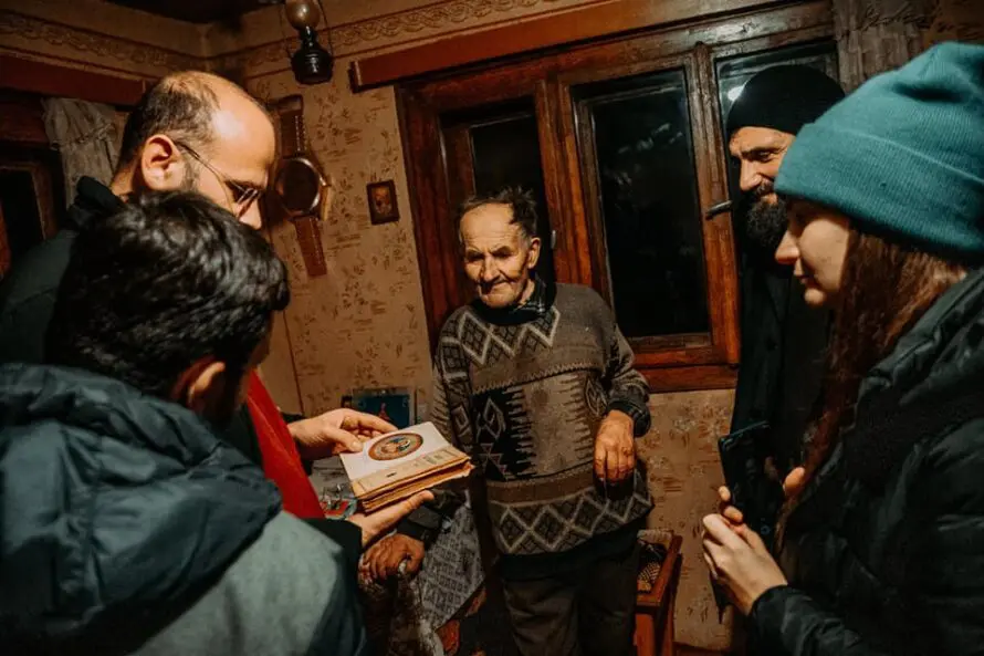 Nepotul pustnicului Arsenie Praja colindat de ascoriști: Am de toate, zilele astea am mâncat arpacaș și morcovi