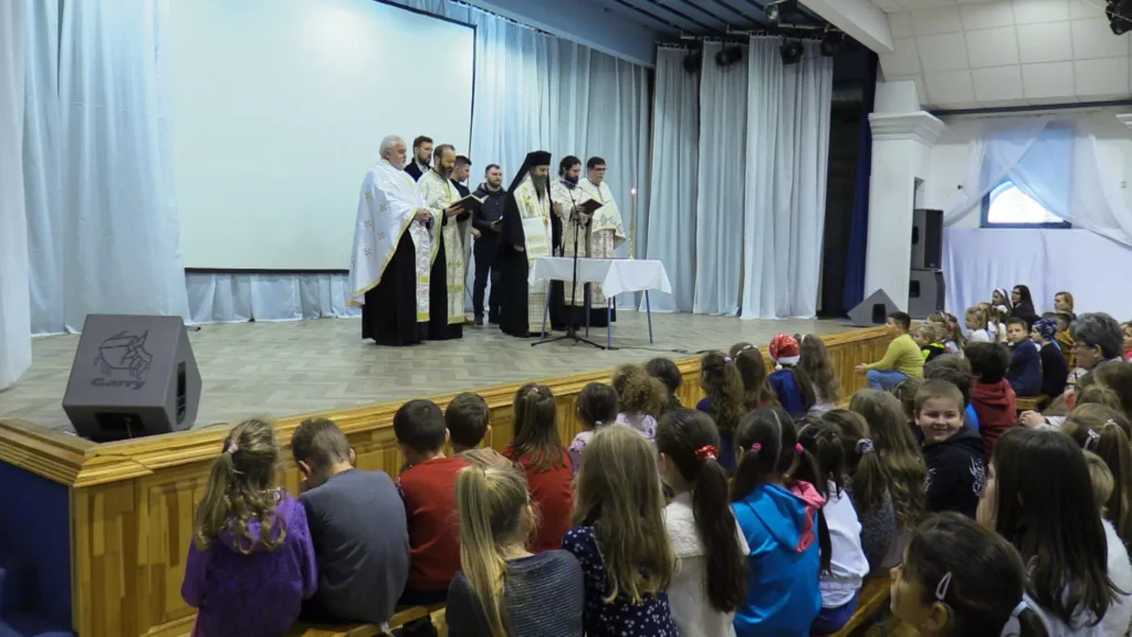 Elevii români din Giula l-au serbat pe Sfântul Nicolae împreună cu Episcopul Siluan al Ungariei