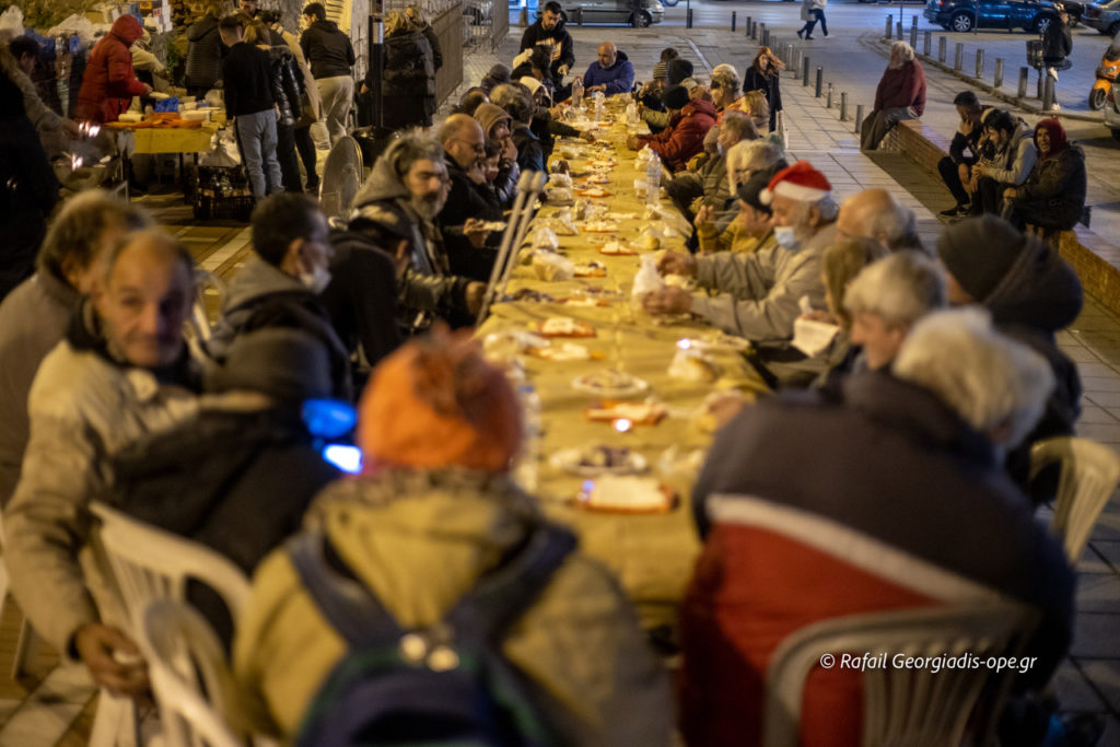 Θεσσαλονίκη: Εθελοντές «στρώνουν» το γιορτινό τραπέζι σε αστέγους (ΦΩΤΟ)