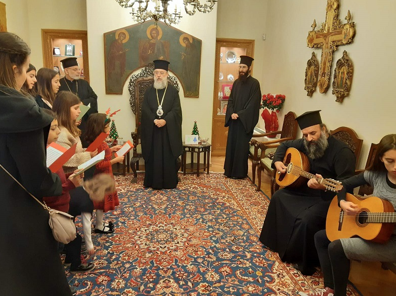 Έψαλλαν τα Χριστουγεννιάτικα κάλαντα στον Μητροπολίτη Κηφισίας