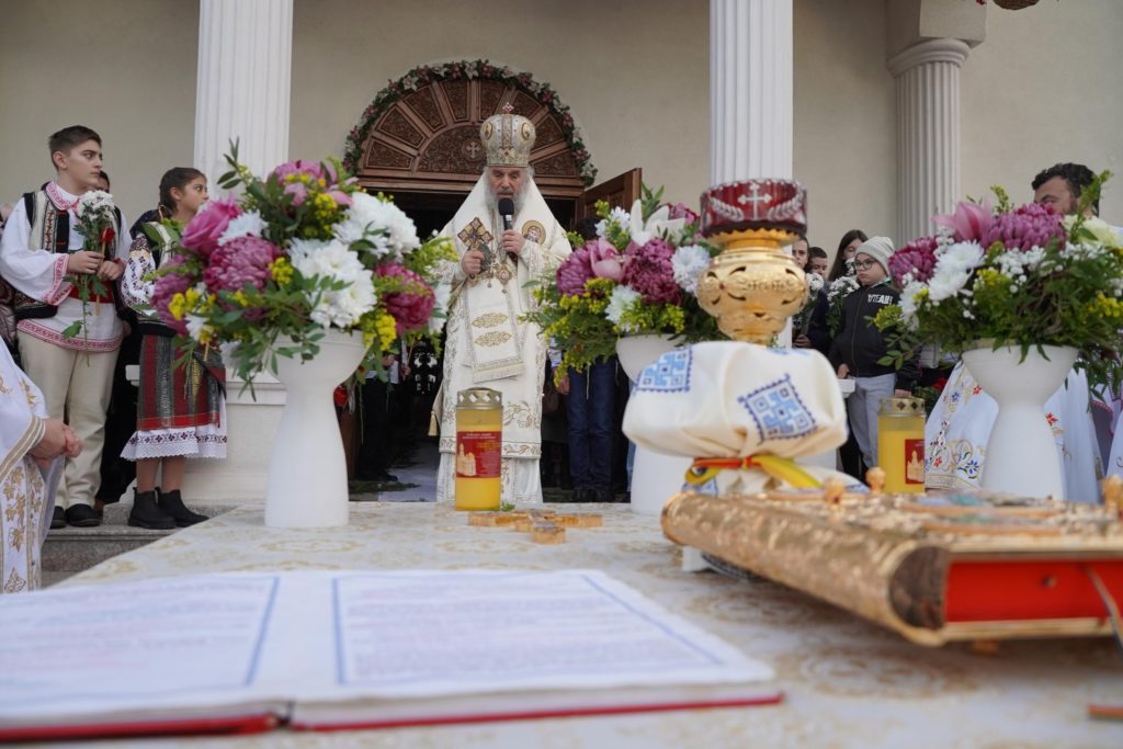 Mii de persoane s-au închinat până noaptea târziu în noul altar al Sfântului Spiridon din Brăila