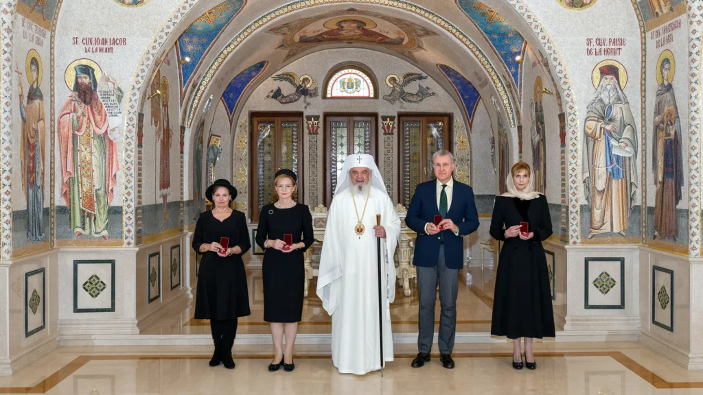 Patriarhul Daniel i-a distins pe membrii Casei Regale a României cu Ordinul „Maica Domnului Rugătoarea”