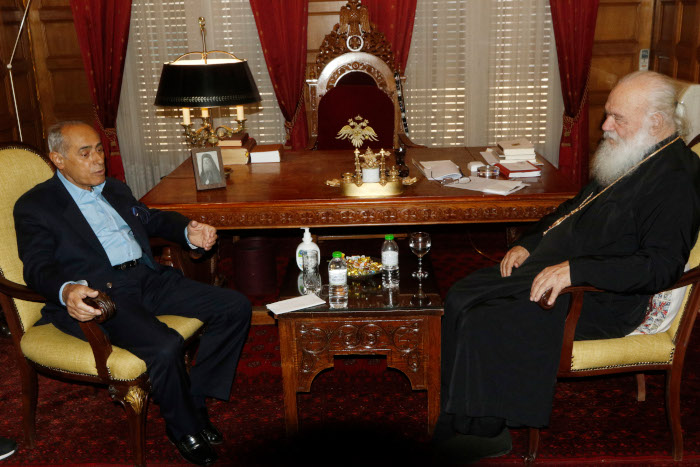 Μέλη του Πανελλήνιου Συλλόγου Μεταμοσχευμένων Καρδιάς – Πνεύμονα «Συνεχίζω» στον Αρχιεπίσκοπο