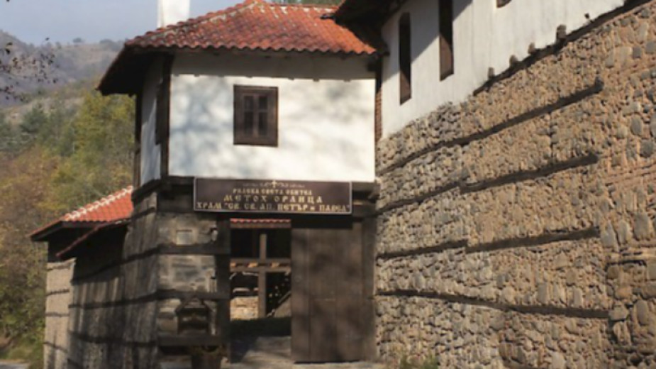 Правят ограда на метоха „Орлица“ край Рилския манастир