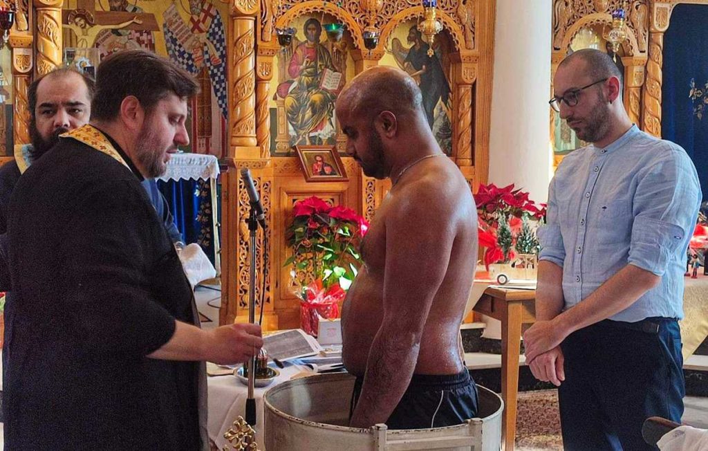 Καβάλα: Ινδός ασπάστηκε τον Χριστιανισμό σε μια ιδιαίτερη βάπτιση