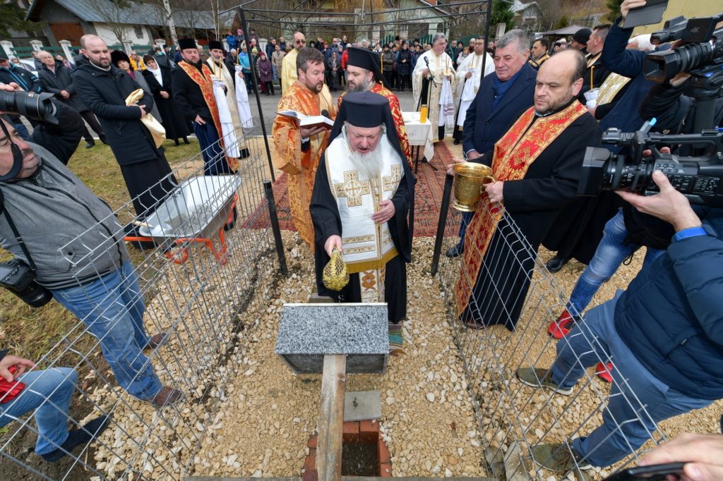 PS Varlaam Ploieşteanul a sfinţit piatra de temelie pentru noua biserică din Buşteni