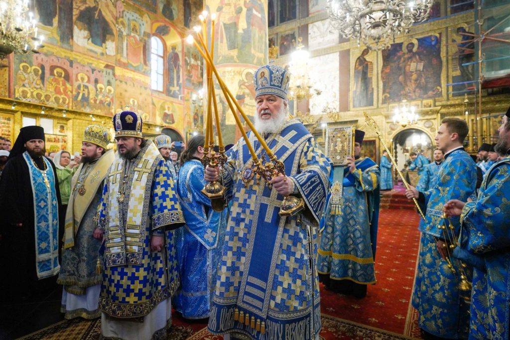 В праздник Введения во храм Пресвятой Богородицы Предстоятель Русской Церкви совершил Литургию в Успенском соборе Московского Кремля