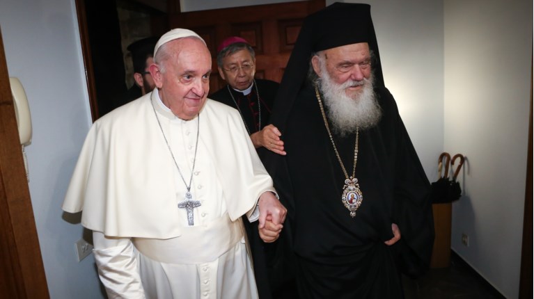 Ο Πάπας Φραγκίσκος επιστρέφει θραύσματα του Παρθενώνα στην Ελλάδα και στον Aρχιεπίσκοπο Ιερώνυμο