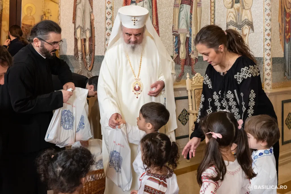 „Îngerașii de la Buna Vestire” au fost primii colindători ai Patriarhului Daniel