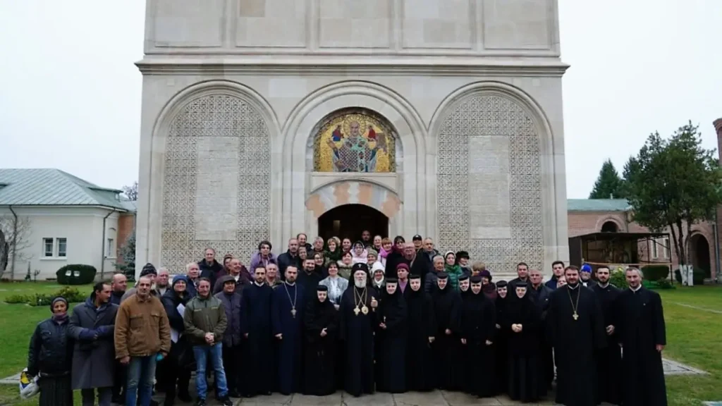 Hram la Mănăstirea Dealu, unde se află capul lui Mihai Viteazul: Domnitorul avea evlavie la Sf. Nicolae