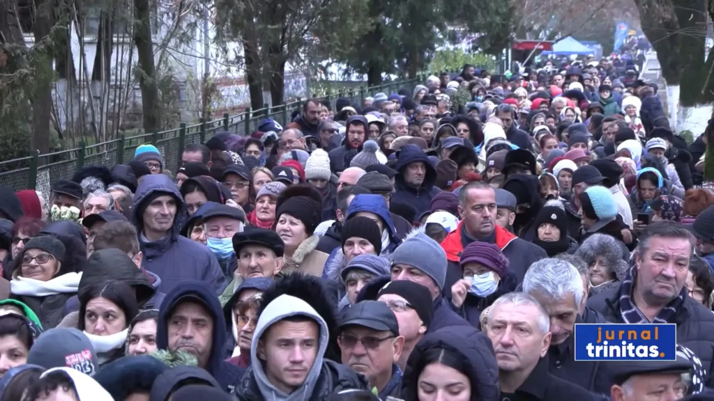 Sute de pelerini au cinstit-o pe Sfânta Filofteia la Curtea de Argeș, în pofida vremii nefavorabile