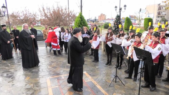Χριστουγεννιάτικα Τραγούδια και το άναμα του δέντρου στον Ι. Ν. Αγίου Γεωργίου Λαρίσης