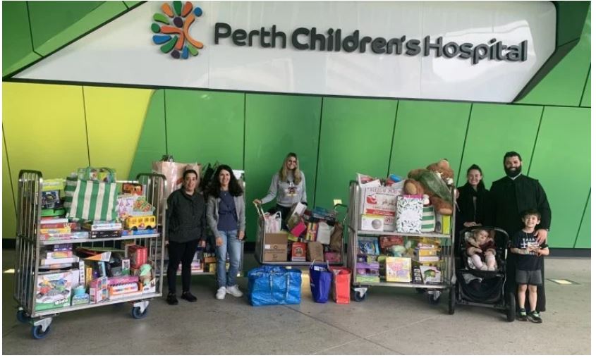 Αυστραλία: Η Ενορία Αγ. Κωνσταντίνου και Ελένης προσέφερε παιχνίδια στο Νοσοκομείο Παίδων (ΦΩΤΟ)