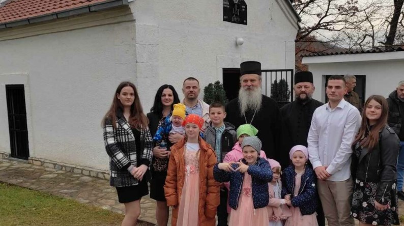 Ο Επίσκοπος Ράσκας βάπτισε το 11ο παιδί Σέρβων από το Κοσσυφοπέδιο