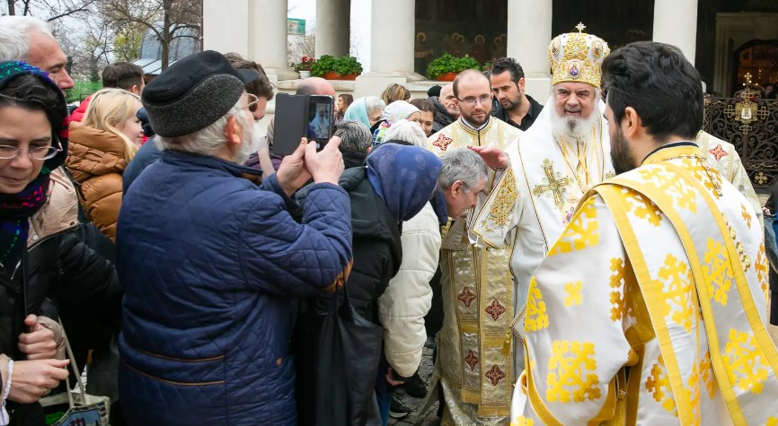 Ευχές και λουλούδια στον Πατριάρχη Ρουμανίας για τα ονομαστήριά του