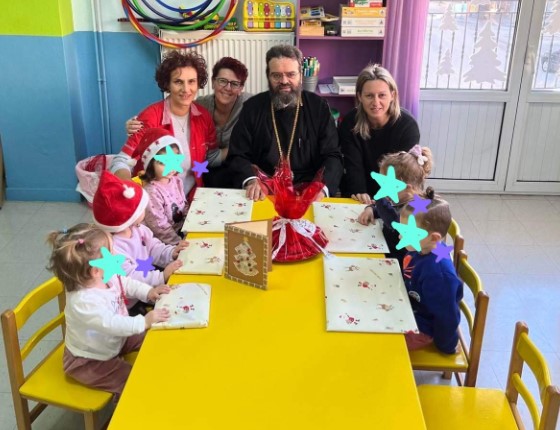 Ο Μητροπολίτης Μαρωνείας μοίρασε δώρα σε Βρεφονηπιακούς Σταθμούς