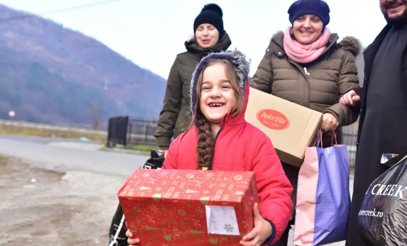 Την χαρά των Χριστουγέννων έφερε σε κάθε σπίτι η εν Ρουμανία Ορθόδοξη Εκκλησία