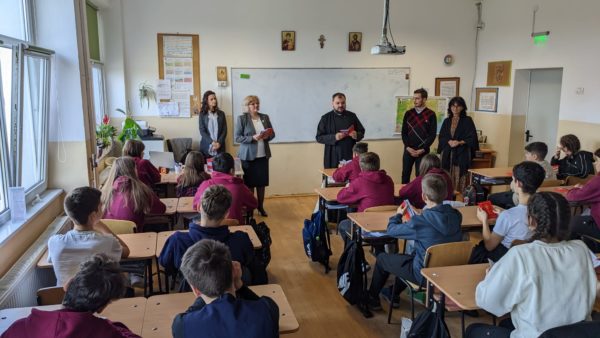 30,000 prayer books distributed to pupils by Archdiocese of Timisoara