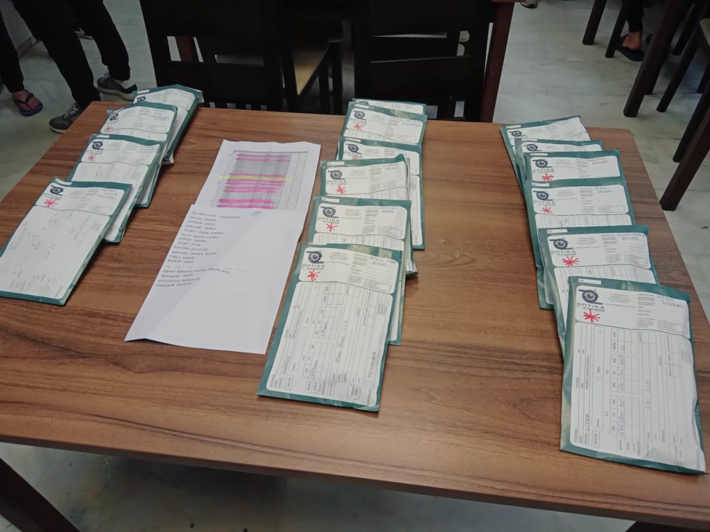 Παράδοση γυαλιών στα παιδιά της «Συνύπαρξις»