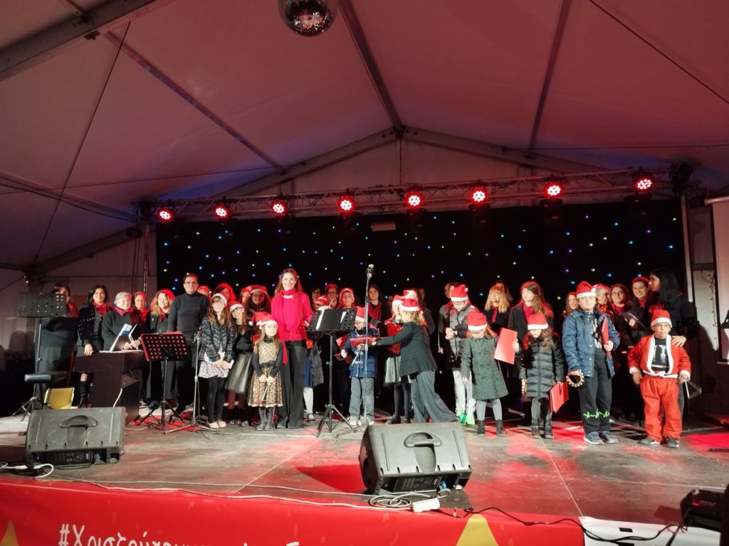 Σαντορίνη: Η νεανική χορωδία της Μητρόπολης “επένδυσε μουσικά” το άνοιγμα του Χριστουγεννιάτικου Χωριού