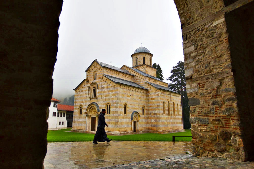 Visoki Decani monastery decries ‘loud silence’ of int’l community in wake of latest Kosovo Albanian provocations