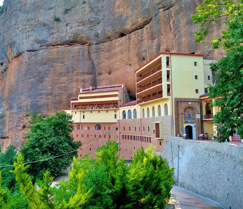 8 Δεκεμβρίου 1943: Οι Ναζί κατακρημνίζουν τους μοναχούς του Μεγάλου Σπηλαίου