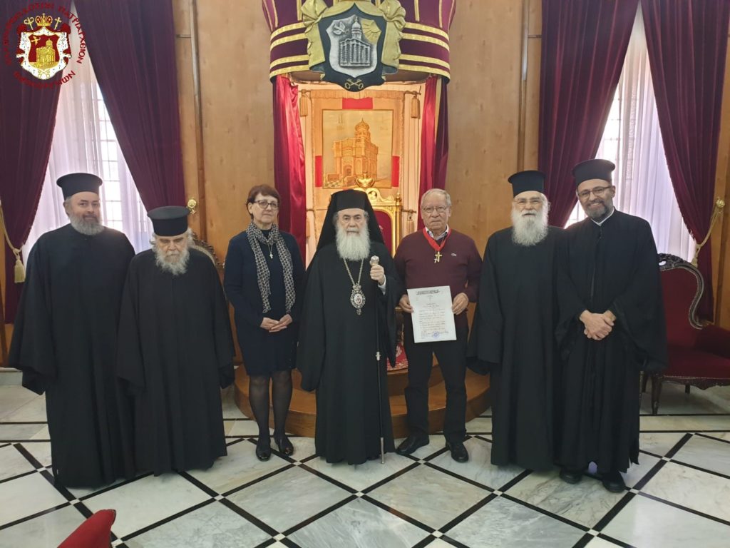 Παράσημο από τον Πατριάρχη Ιεροσολύμων στον Ιεροψάλτη στο ναό της Εξαρχίας του Παναγίου Τάφου της Κύπρου