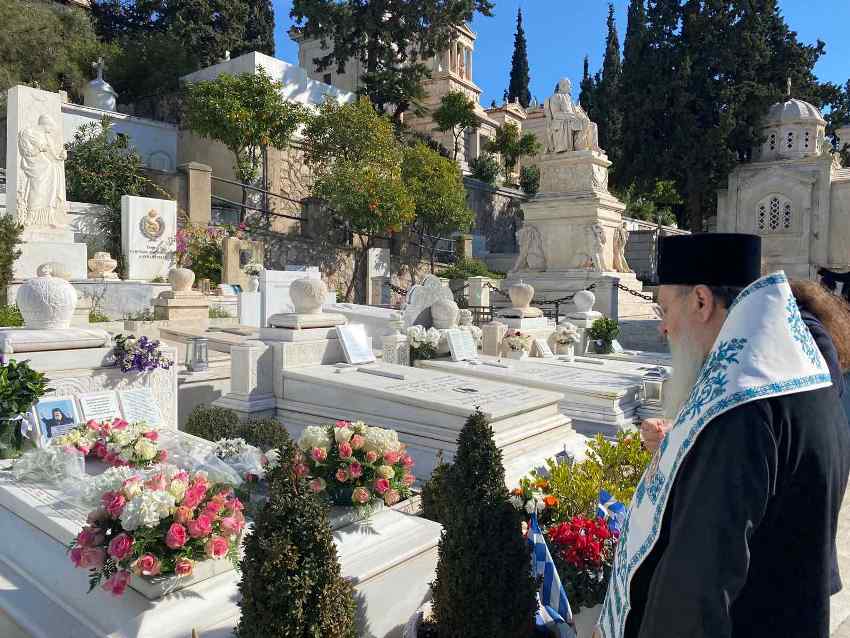 Ο Μητροπολίτης Κορίνθου στον τάφο του Αρχιεπισκόπου Χριστοδούλου