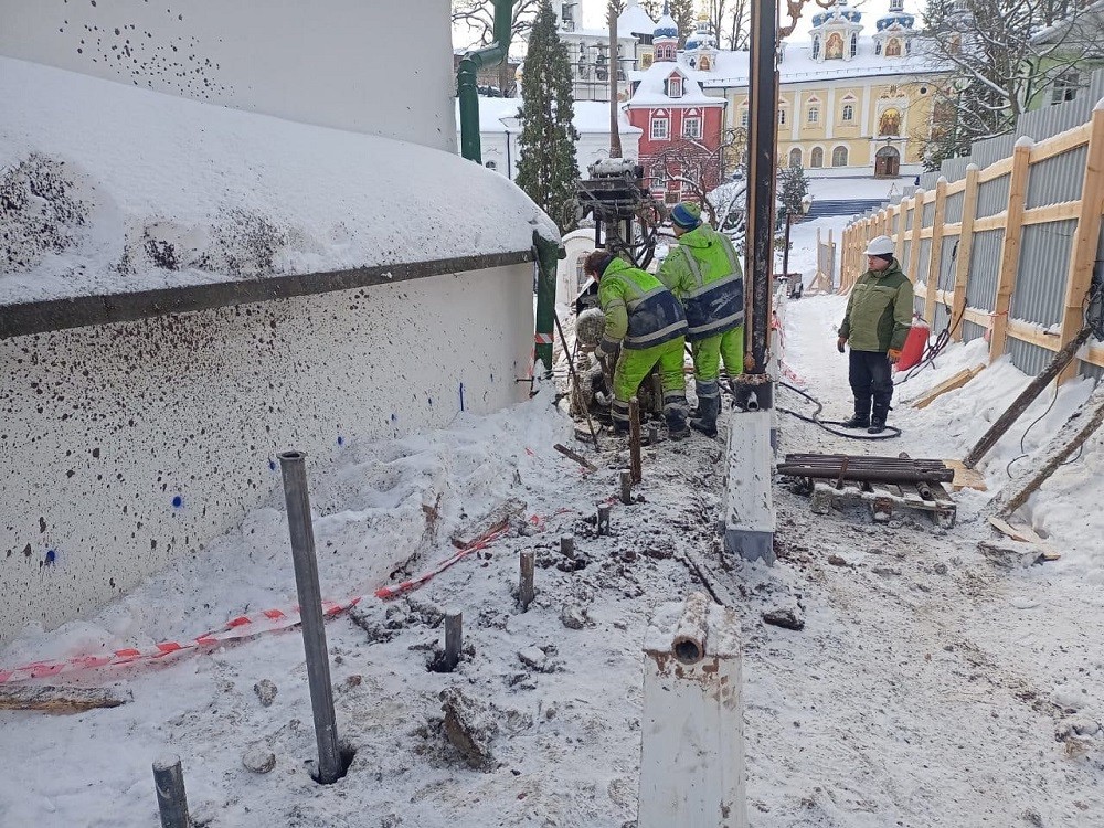 В Псково-Печерском монастыре проходят масштабные ремонтно-реставрационные работы