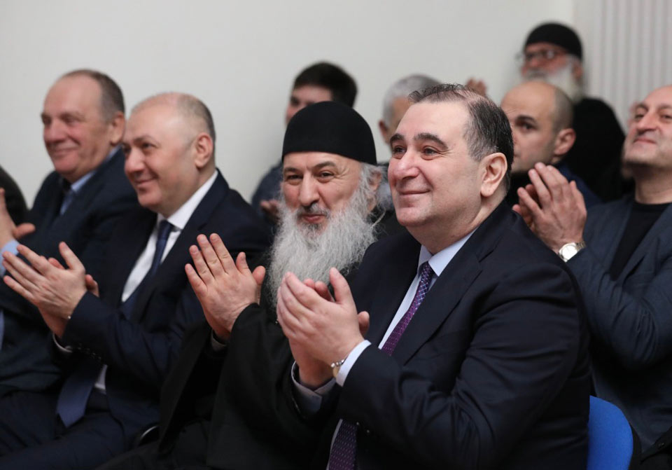 მიხეილ ჩხენკელმა და გრიგოლ ლილუაშვილმა მამა გიორგი მთაწმინდელის გორის გიმნაზიის საშობაო ფესტივალის გახსნის ცერემონიაში მიიღეს მონაწილეობა