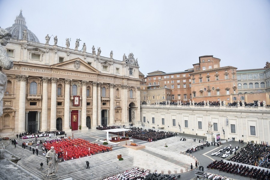 Κηδεύτηκε ο επίτιμος πάπας Βενέδικτος στο Βατικανό
