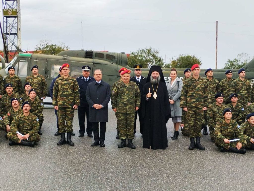 Ο Μητροπολίτης Ρεθύμνης στην απόδοση κόκκινου μπερέ στο 547 Α/Τ Πεζικού