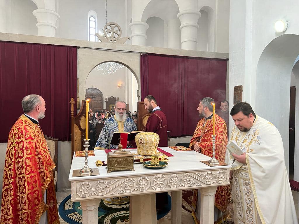 საკვირაო წირვა ზესტაფონის ყოვლადწმინდა ღვთისმშობლის მიძინების სახელობის საკათედრო ტაძარში