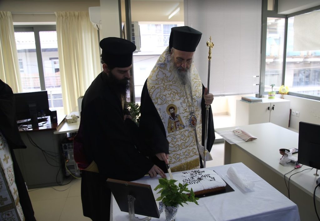 Την βασιλόπιτα στο Ειρηνοδικείο Ναυπάκτου έκοψε ο Μητροπολίτης Ιερόθεος