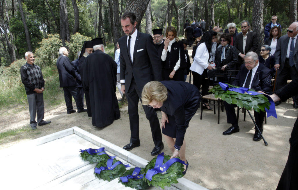 Δίπλα στους τάφους των γονέων του θα κηδευθεί ο τ. Βασιλιάς Κωνσταντίνος (ΦΩΤΟ)