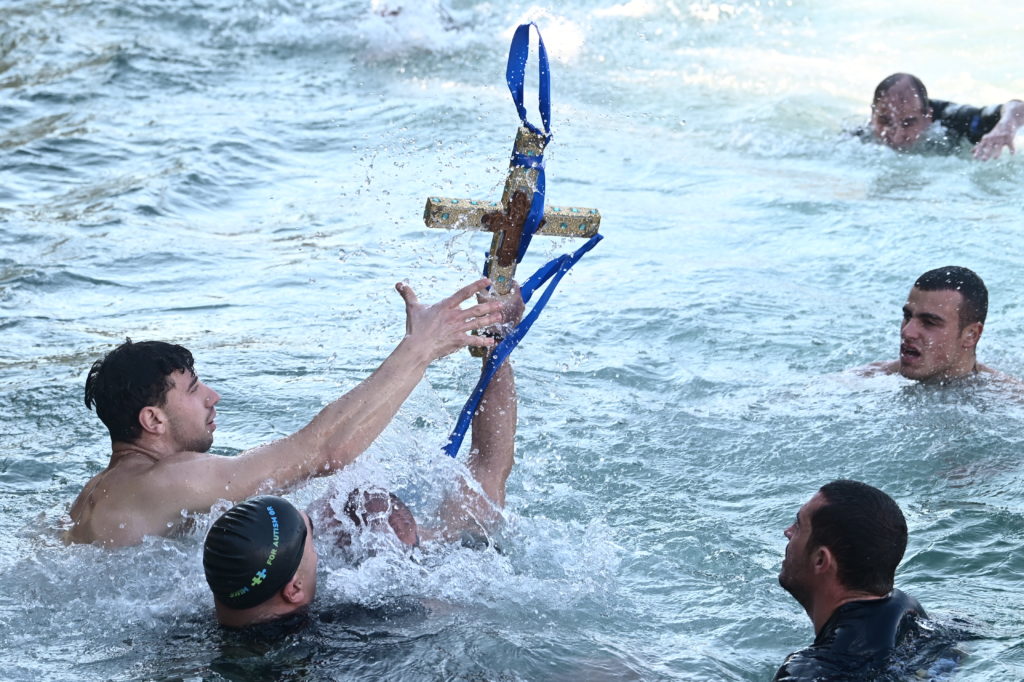 “Σήμερον των υδάτων αγιάζεται η φύσης”: Από άκρη σε άκρη της Ελλάδας εορτάστηκαν τα Θεοφάνεια (ΦΩΤΟ+ΒΙΝΤΕΟ)