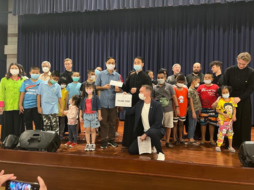 Хор Николаевского собора в Бангкоке дал концерт в школе-интернате для слепых детей