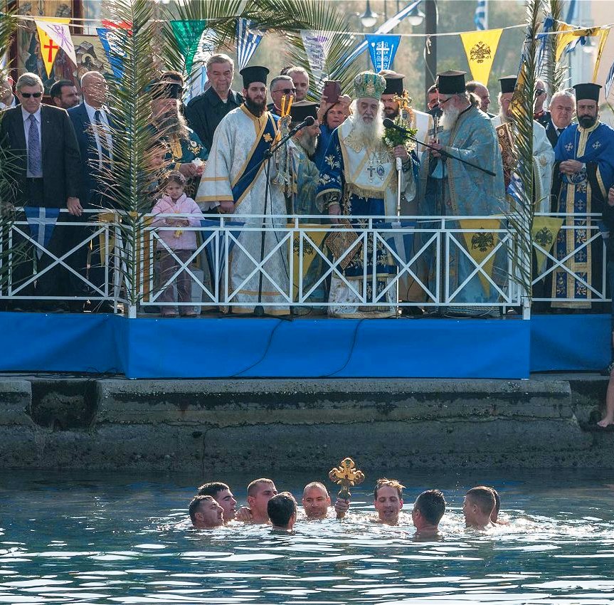 Σάμος: Εννέα νέοι βούτηξαν για να ανασύρουν τον Τίμιο Σταυρό