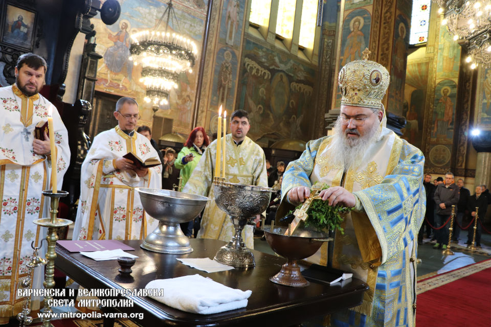 Архиерейски богослужения и награждаване с духовни отличия на Богоявление и Ивановден
