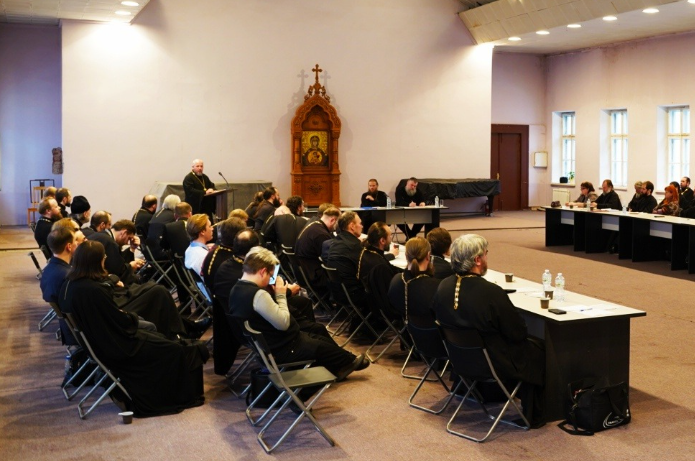 Состоялся круглый стол для индивидуальных наставников академий и семинарий Русской Православной Церкви
