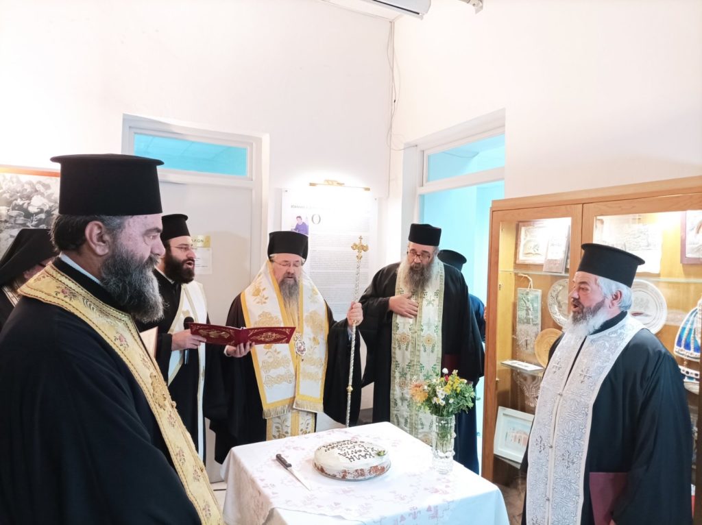 Η κοπή της πίτας του Μουσικοφιλολογικού Ομίλου Καρυάς «Ο Απόλλων» από τον Μητροπολίτη Λευκάδος